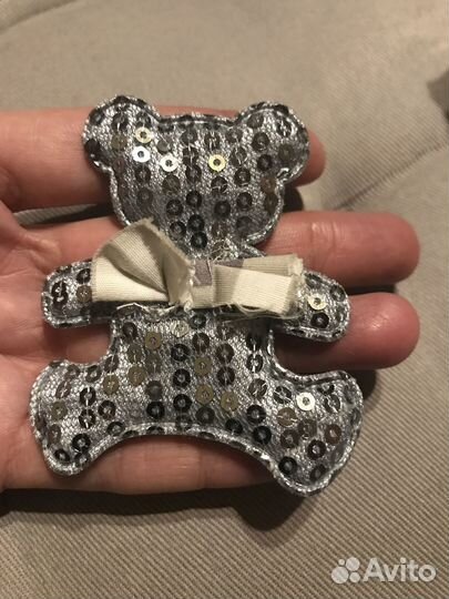 Брошка мишка в паетках цвет серебро ткань