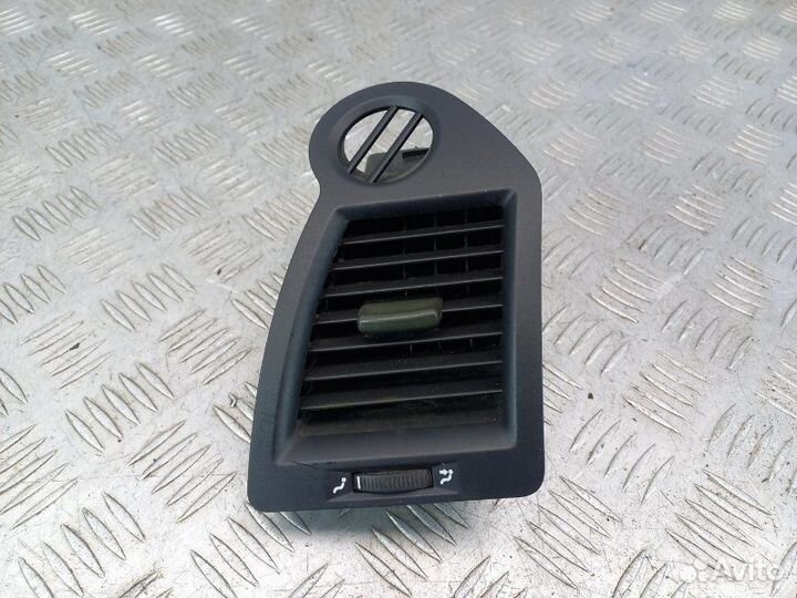 Дефлектор воздушный правый Renault Megane 2 1.4