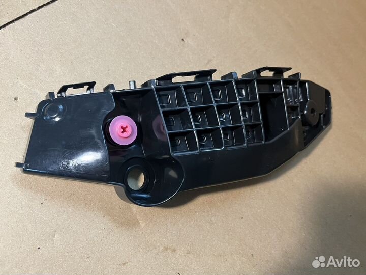 Кронштейн бампера пепедний левый Toyota RAV4 xa 50