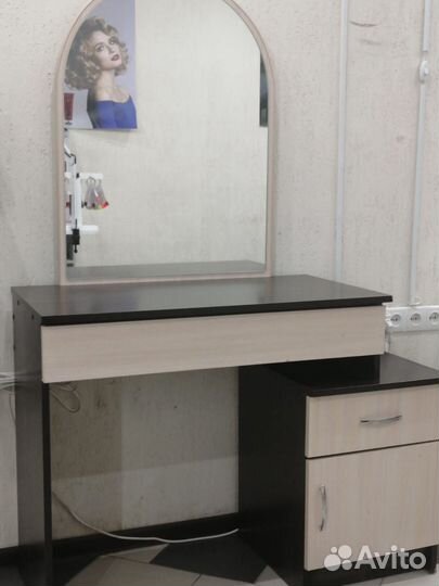 Гримерный туалетный столик с зеркалом