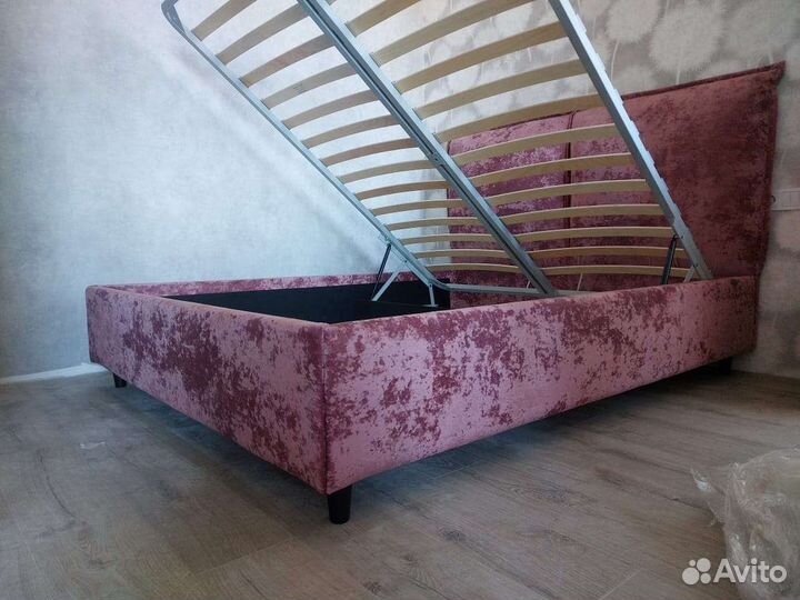 Кровать с мягким изголовьем