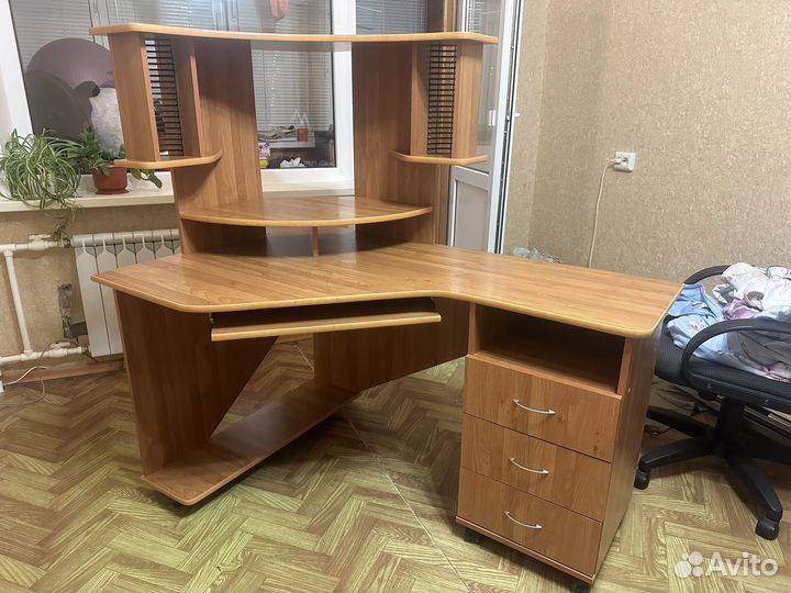 Компьютерный стол угловой