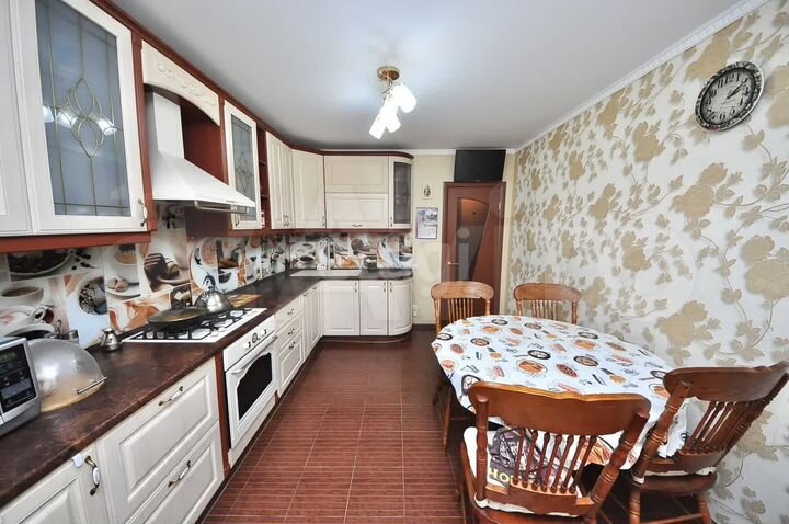 2-к. квартира, 70,2 м², 1/6 эт.