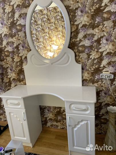 Туалетный столик с зеркалом белый