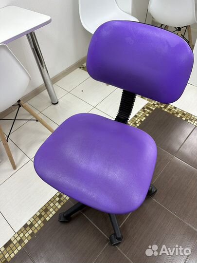Стул для мастера маникюра на колесиках