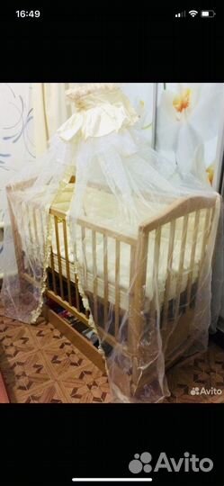 Детская кроватка с маятником