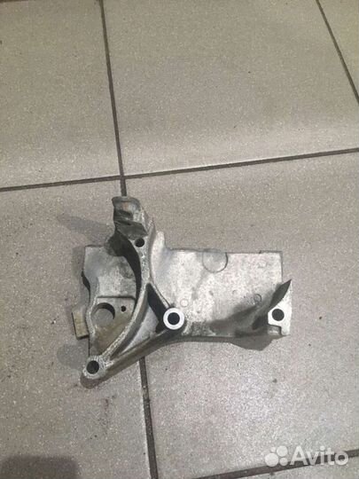 Кронштейн крепления двигателя k9k858