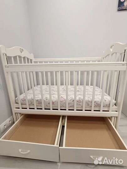 Детская кроватка с маятником и ящиком