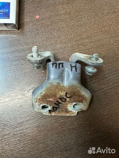 Петля двери передняя правая Chevrolet Lanos 1.5