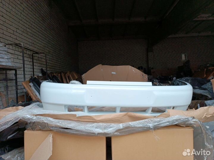 Бампер передний на автомобили ваз 2110 белый