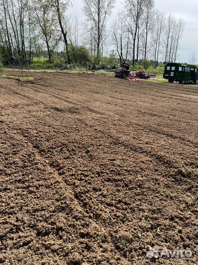 Вспашка земли японским минитрактором