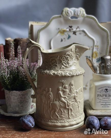 Антикварные и винтажные кувшины в ассортименте