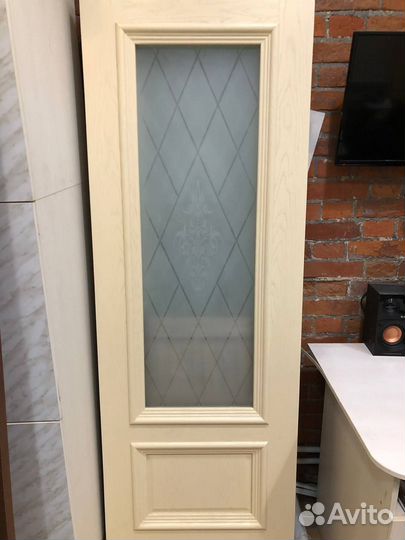 Дверь с витрины, новые, разные