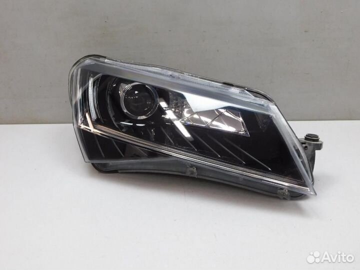 Фара правая Skoda Superb