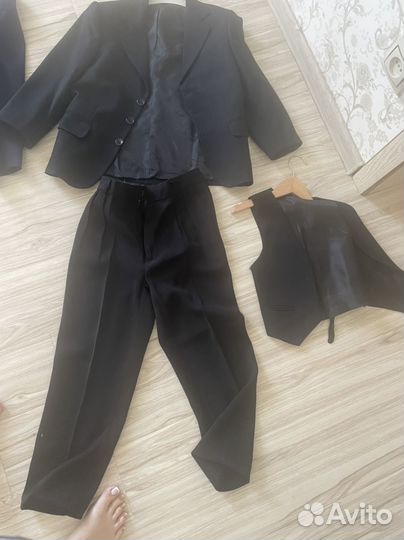 Продается костюм тройка на 3,4 класс