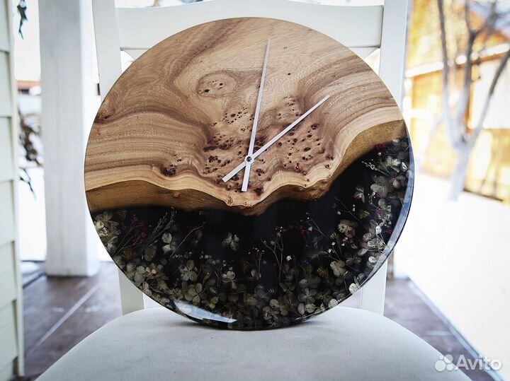 Часы из дерева и смолы