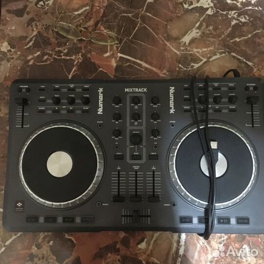Контроллер Numark mixtrack