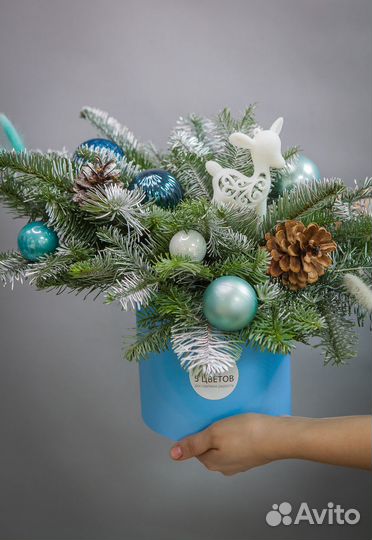 Новогодняя композиция в средней коробке, цветы дос