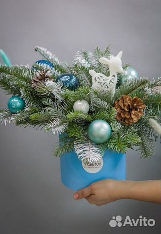 Новогодняя композиция в средней коробке, цветы дос