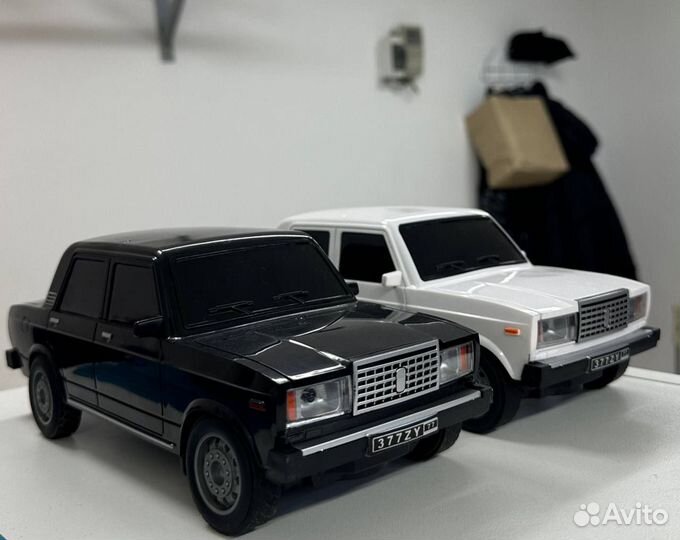 Игрушечные машинки на пульте управления