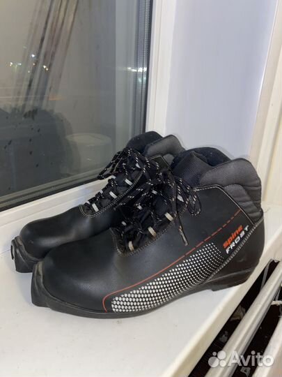 Лыжи, лыжные ботинки, палки