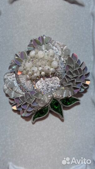 Брошь ручной работы из бисера 