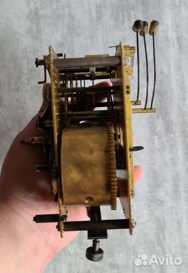 Механизм старинных часов с боем