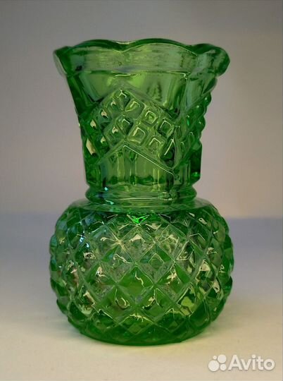 Старинная вазочка бутоньерка зелёное стекло