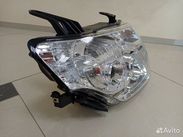 Фара правая Mitsubishi Pagero 2008