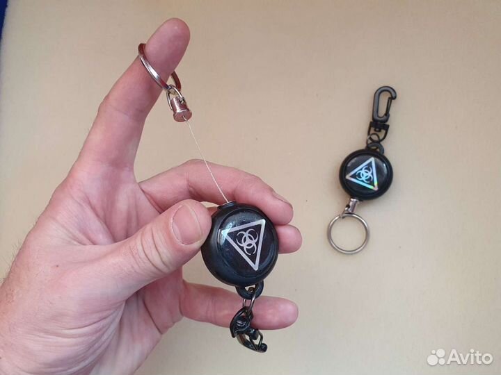 Брелок, ретрактор