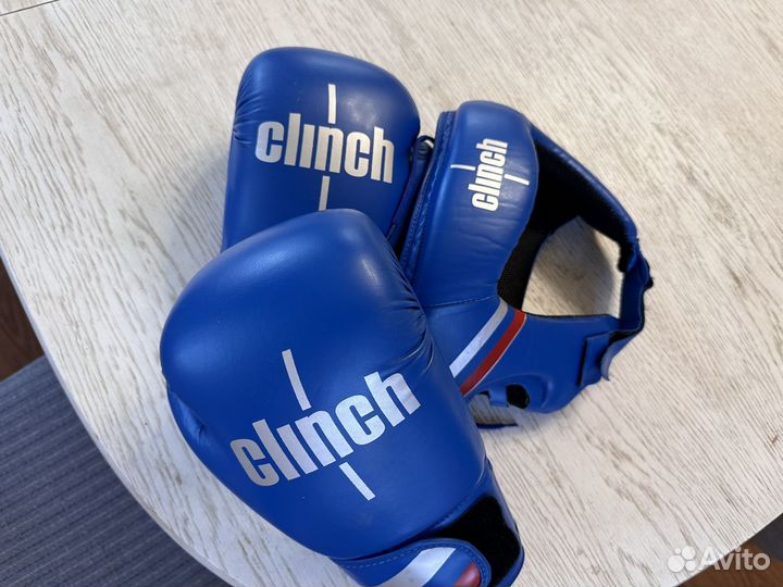 Боксерские перчатки и шлем Clinch