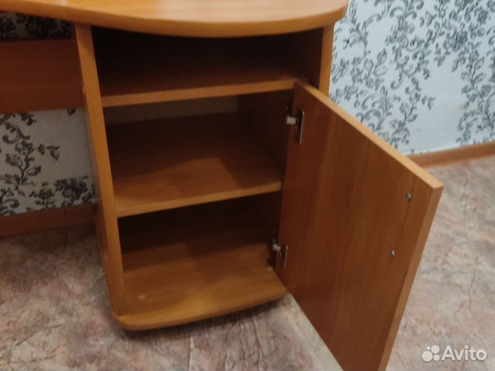 Туалетный столик с зеркалом