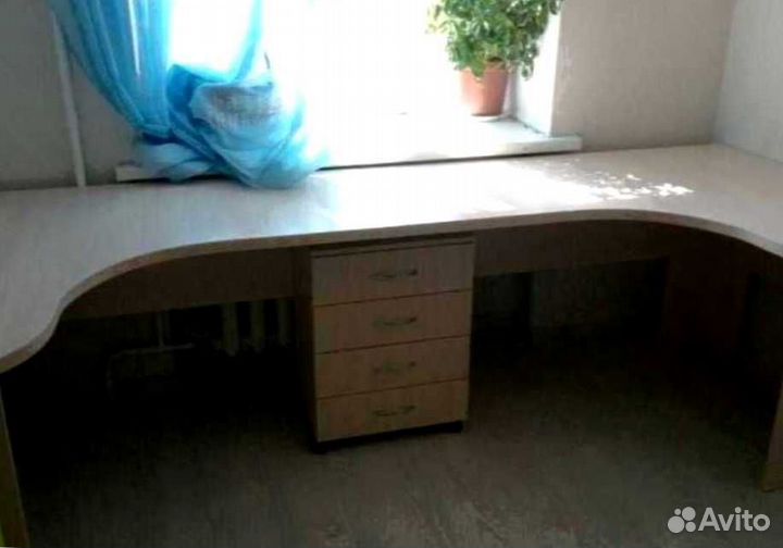 Рабочая зона в углу у окна