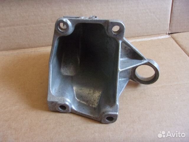 Ауди 100 С4 / А6, 90-96г., правый кронштейн кпп