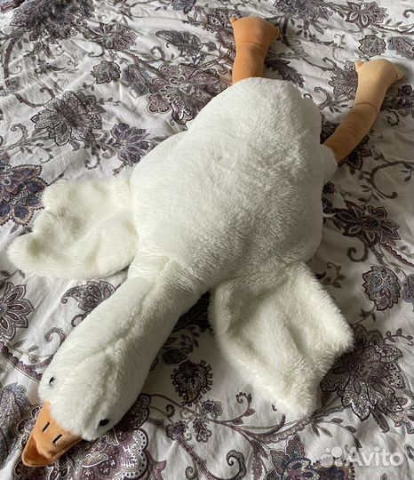 Большой плюшевый гусь