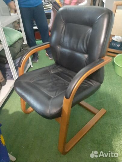 Офисное кожаное кресло