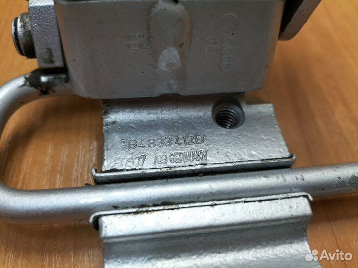 Петля двери нижняя задняя правая Volkswagen Passat