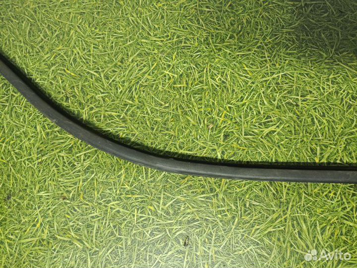 Уплотнительная резинка боковой двери передняя