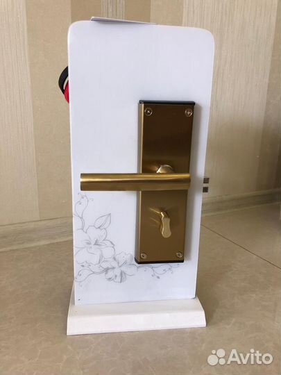 Замок для гостиницы карточный