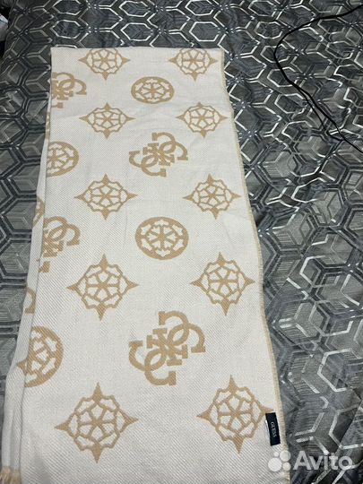 Теплый бежевый палантин Guess