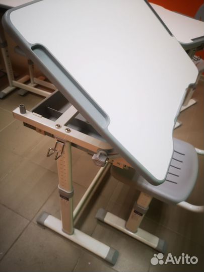 Школьный стол и стул