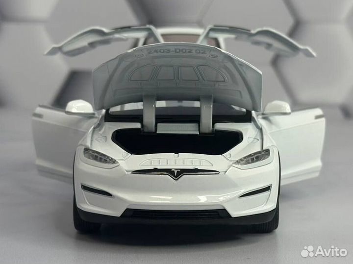 Модель машины Tesla Model X белая 1:24