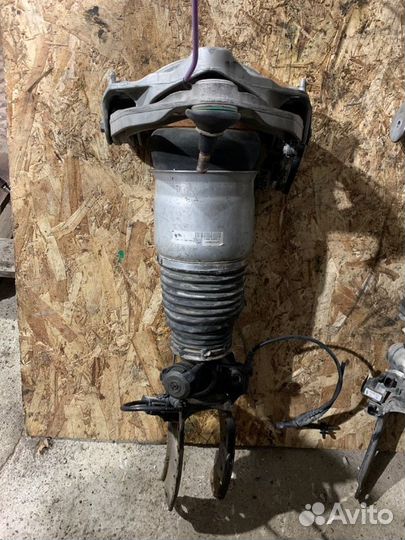 Пневмостойка передняя левая Volkswagen Touareg