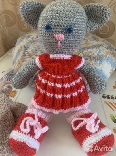 Вязанная игрушка кошечка