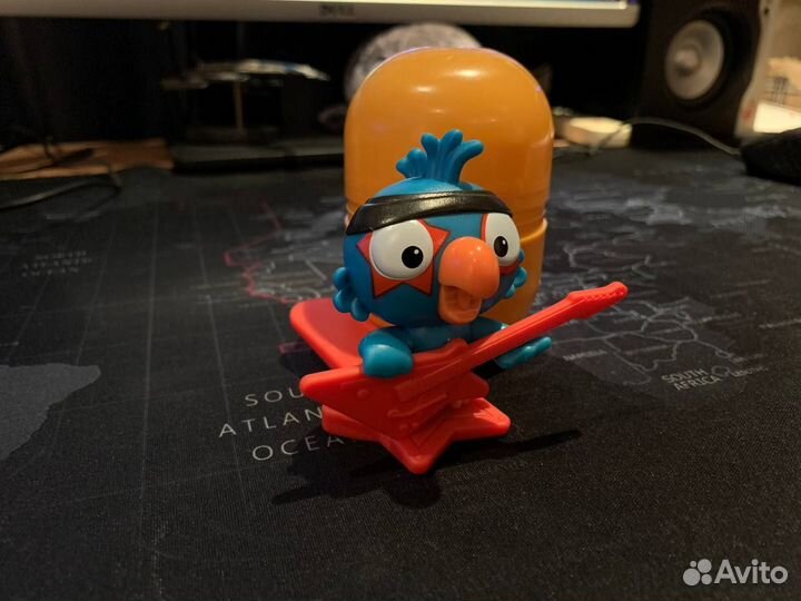 Kinder Maxi попугай гитарист