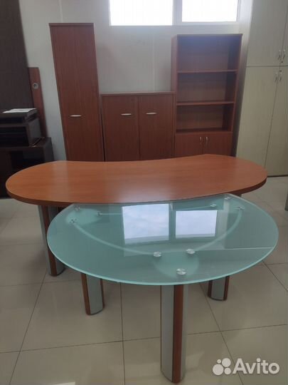 Столы и шкафы в офис