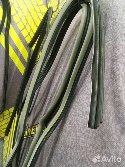 Молдинг Уплотнитель Mitsubishi Pajero Паджеро 4