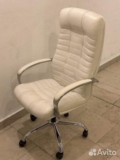 Кожанное кресло руководителя бежевое Атлант