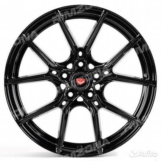 Литой диск в стиле vossen R18 5x112