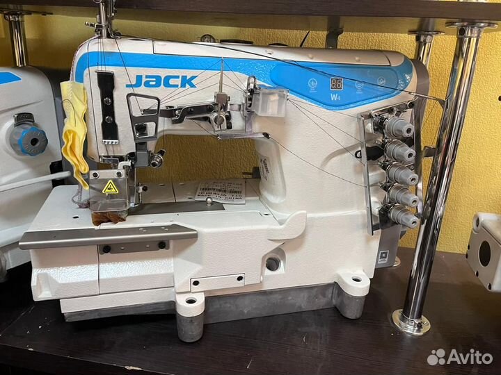 Плоскошовная пятиниточная машина Джек